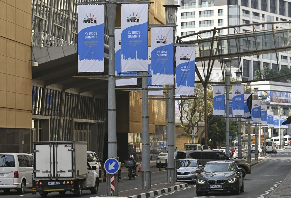 這是8月17日在南非約翰內(nèi)斯堡拍攝的金磚峰會條幅。金磚國家領(lǐng)導(dǎo)人第十五次會晤將于南非約翰內(nèi)斯堡舉行。新華社記者 陳誠 攝