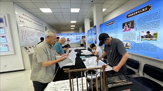 臨潢家園社區(qū)居民在書法練習室練習書法。人民網(wǎng)記者 金洪花攝