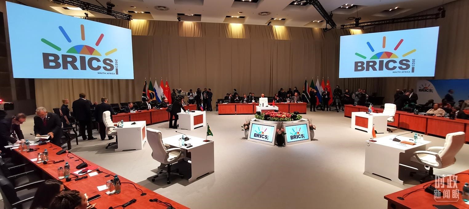 △23日上午，金磚國(guó)家領(lǐng)導(dǎo)人第十五次會(huì)晤在這里舉行。這是會(huì)晤開(kāi)始前的場(chǎng)景。（總臺(tái)央視記者李錚拍攝）