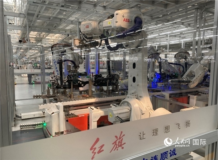 一汽—紅旗繁榮工廠內(nèi)的智能機(jī)器人。人民網(wǎng) 宋歌攝