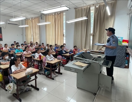 趙超剛在呼家樓中心小學(xué)為學(xué)生們講法治課。受訪者供圖