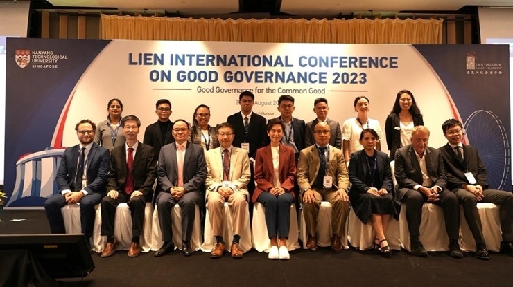 與會(huì)嘉賓和新書(shū)的編者及章節(jié)作者合影。新加坡南洋理工大學(xué)供圖