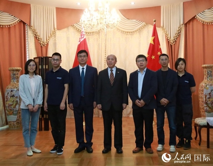 謝小用大使與人民網(wǎng)記者合影。