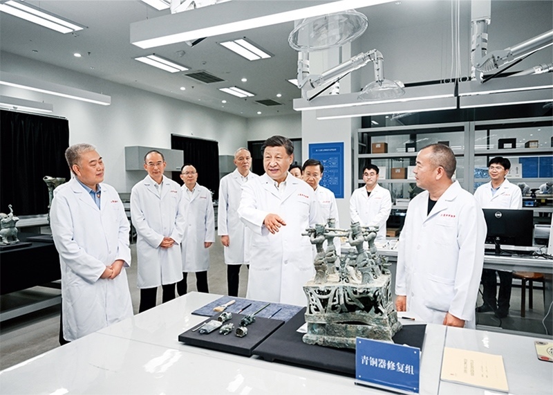 2023年7月25日至27日，中共中央總書記、國家主席、中央軍委主席習(xí)近平在四川考察。這是26日下午，習(xí)近平在位于德陽市廣漢市的三星堆博物館文物保護(hù)與修復(fù)館，同現(xiàn)場(chǎng)工作人員親切交流。 新華社記者 謝環(huán)馳/攝