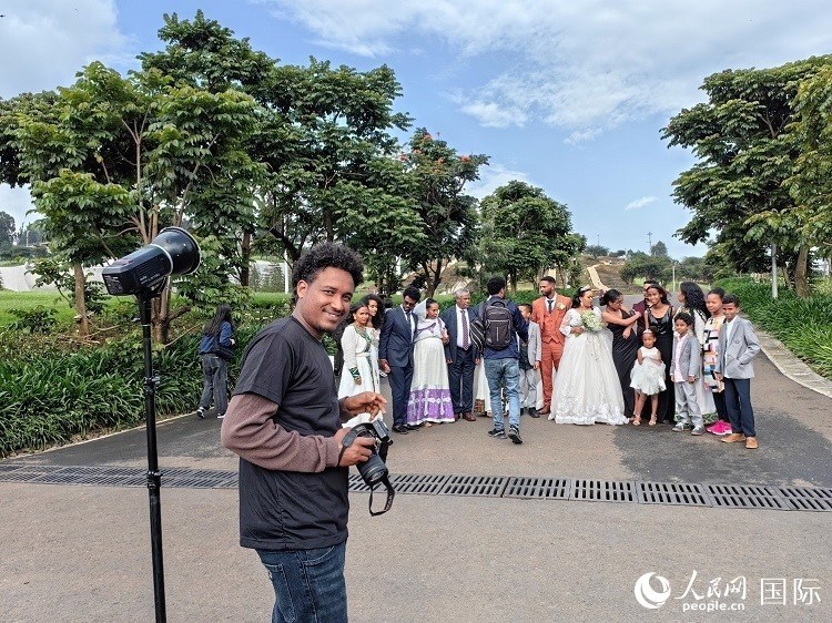一對新人和親友在亞的斯亞貝巴友誼廣場合影。人民網(wǎng)記者 陳星星攝