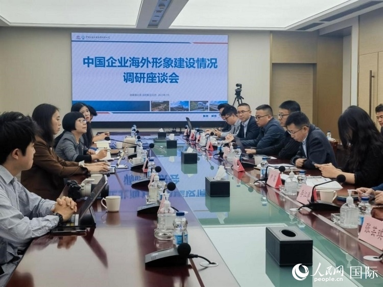 埃塞俄比亞中國商會企業(yè)代表與人民網(wǎng)記者座談。人民網(wǎng)記者 劉寧攝