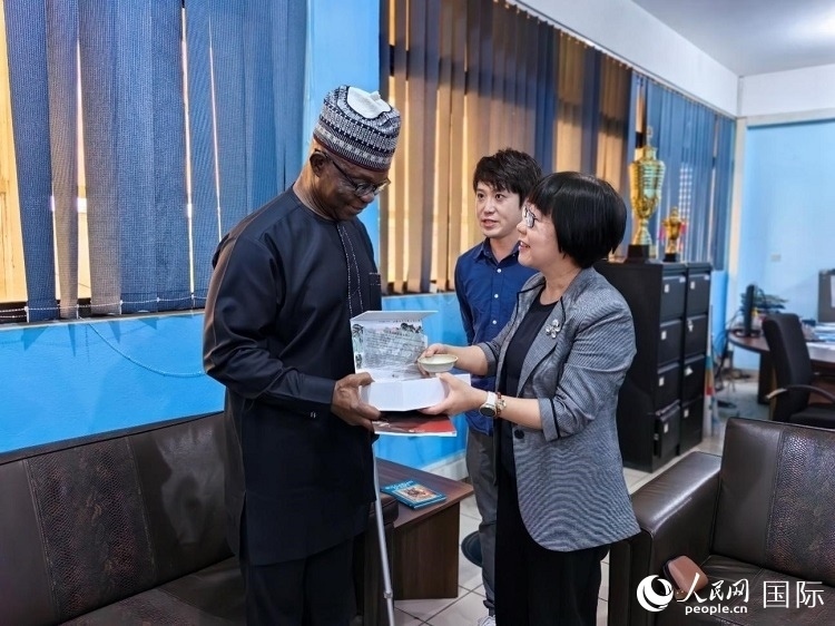 人民網(wǎng)監(jiān)事會主席唐維紅（右一）帶隊(duì)訪問尼日利亞通訊社，與該社總裁布克·龐勒（左一）交流。人民網(wǎng)記者 陳星星攝