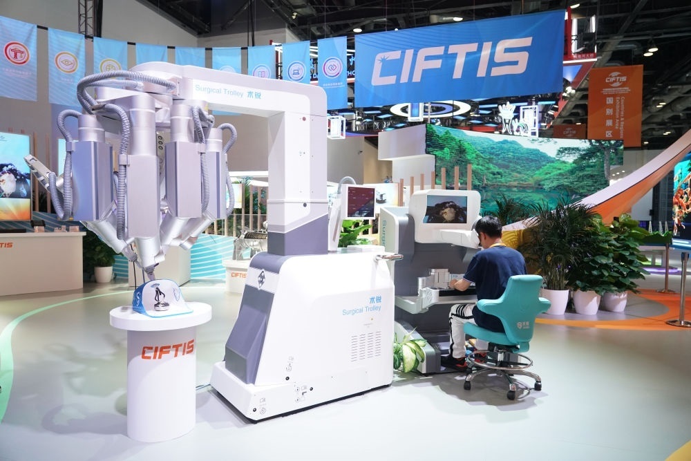 這是9月1日在國家會(huì)議中心拍攝的一款單孔腔鏡手術(shù)機(jī)器人。新華社記者 任超 攝