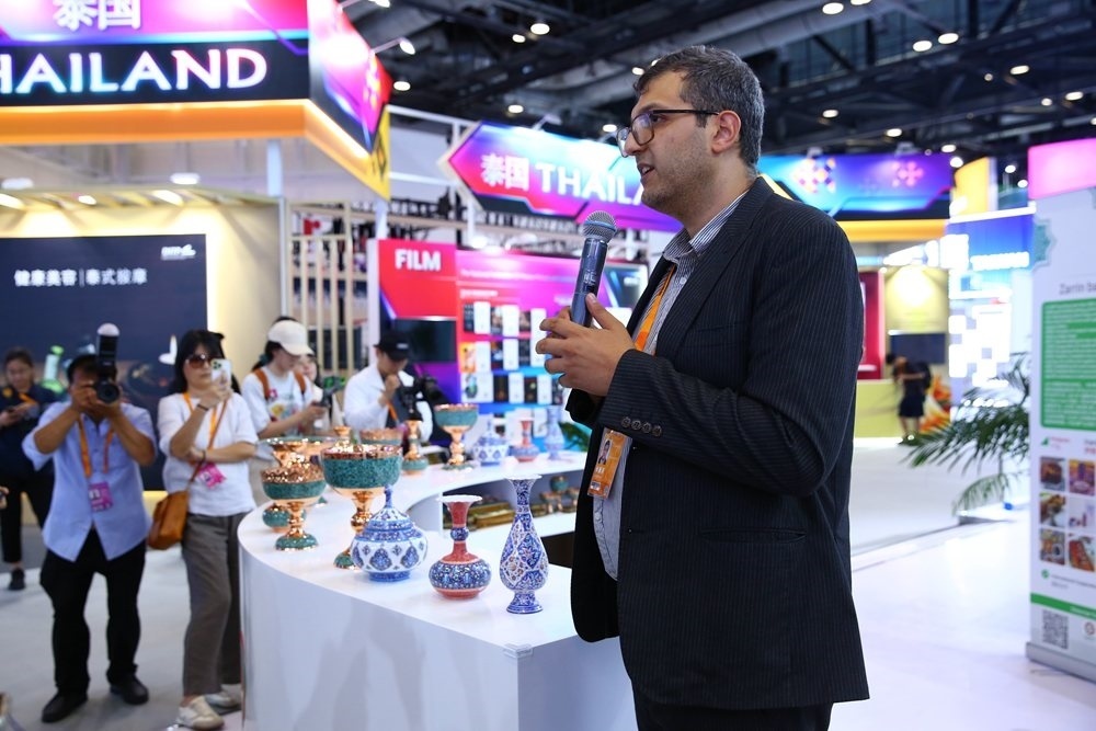 9月1日，參展商在國家會(huì)議中心向媒體記者介紹展臺(tái)信息。新華社記者 孫瑋彤 攝