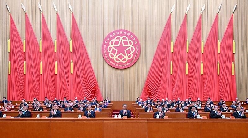 2023年8月31日，第十一次全國歸僑僑眷代表大會(huì)在北京人民大會(huì)堂開幕。習(xí)近平等黨和國家領(lǐng)導(dǎo)人到會(huì)祝賀