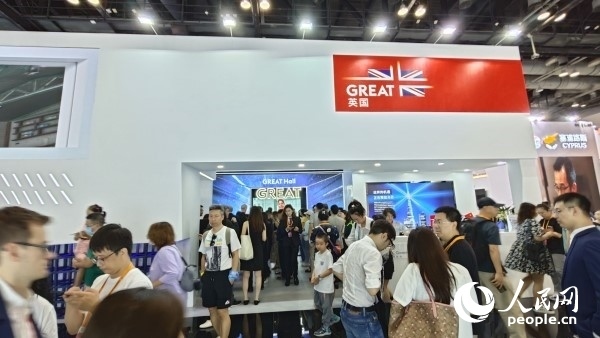 9月3日，英國館吸引參展觀眾駐足。人民網(wǎng)記者 趙雯博攝