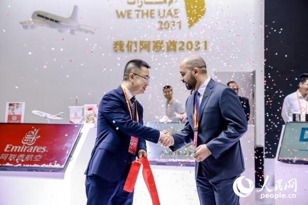 9月3日，阿聯(lián)酋駐華大使館臨時(shí)代辦、副館長哈利德·沙赫參贊與中國貿(mào)促會聯(lián)絡(luò)部二級巡視員楊曉軍揭幕阿聯(lián)酋國家館。圖片由阿聯(lián)酋駐華大使館提供