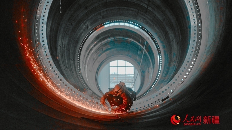 中國水利水電四局（塔城）裝備制造基地，工人們正在開展作業(yè)。 人民網 李欣洋攝