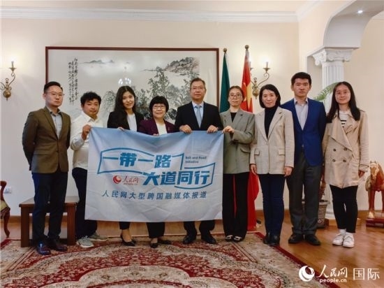 胡長春大使、駐非盟使團工作人員與人民網(wǎng)記者合影。
