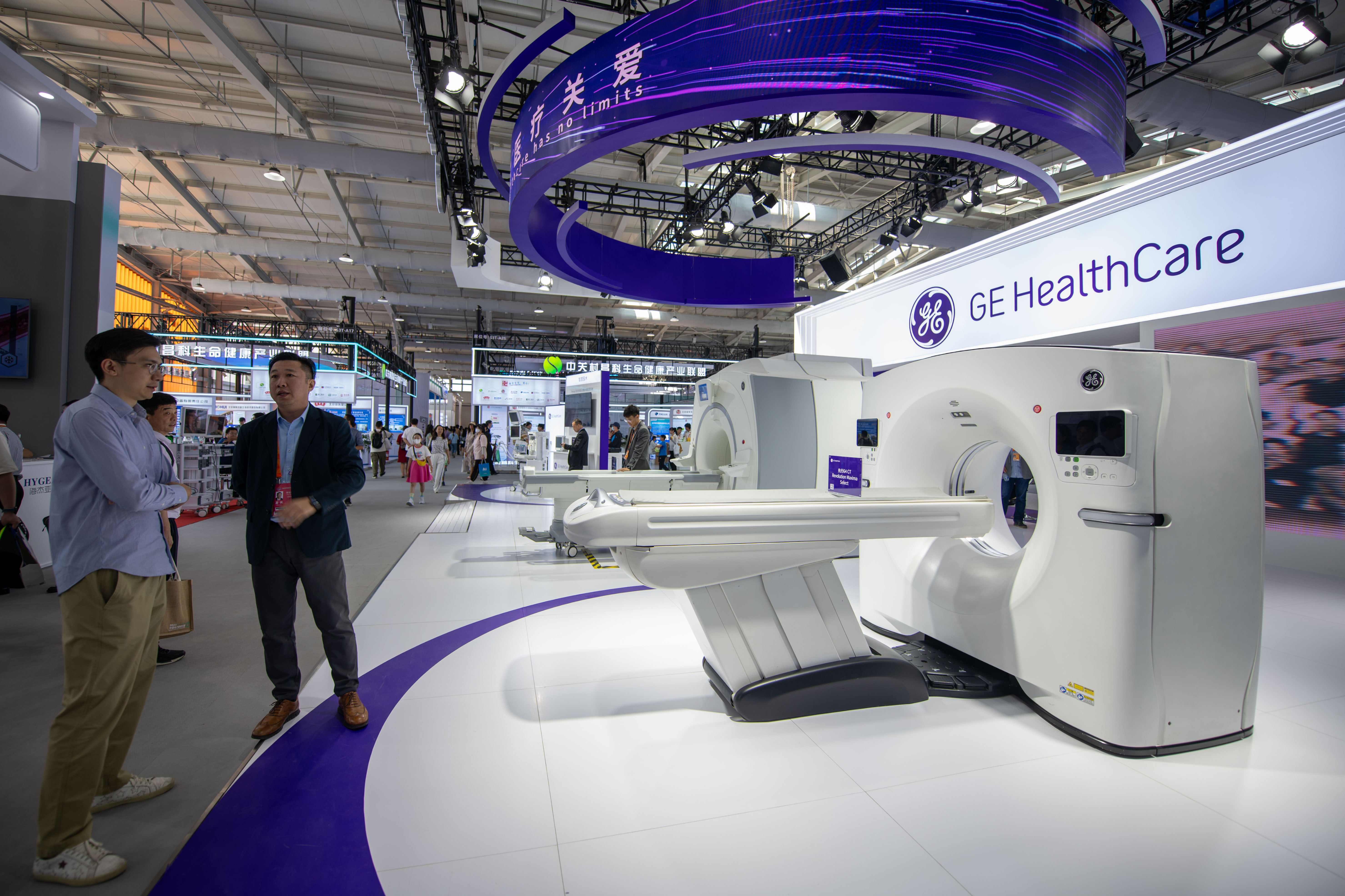 9月3日，在位于首鋼園的健康衛(wèi)生服務(wù)展區(qū)，觀眾正在參觀GE展臺。人民網(wǎng)記者 翁奇羽攝