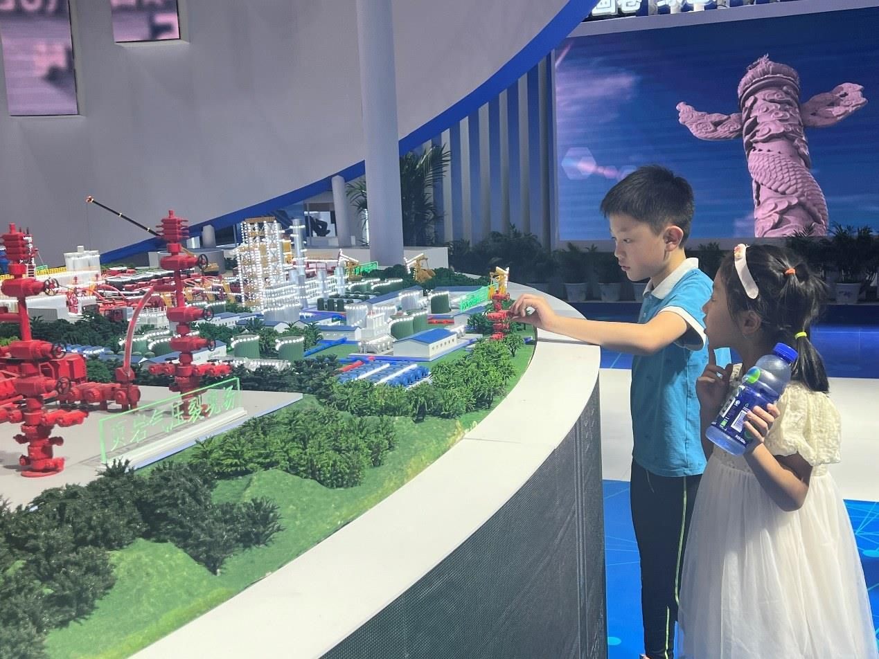 小朋友正在觀看展覽模型。人民網(wǎng) 歐陽(yáng)易佳攝