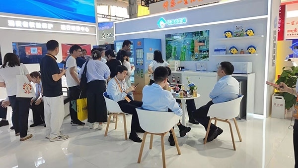 銀行機構(gòu)“勞動者港灣”的服務(wù)理念，吸引觀展群眾上前咨詢。人民網(wǎng)記者 李彤攝