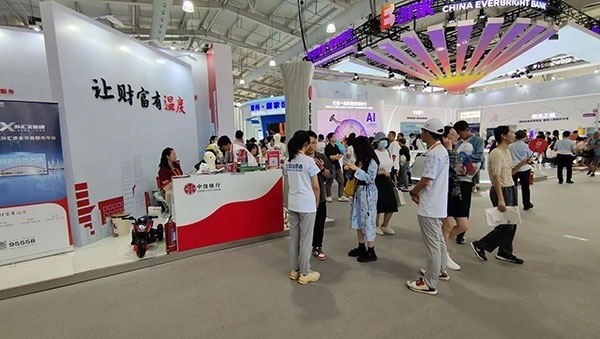 在銀行展臺，“溫度”成為了高頻詞匯。人民網(wǎng)記者 李彤攝