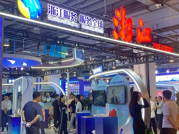 在浙江省交易團展區(qū)，數(shù)字支付技術(shù)吸引了觀展群眾的目光。人民網(wǎng)記者 李彤攝