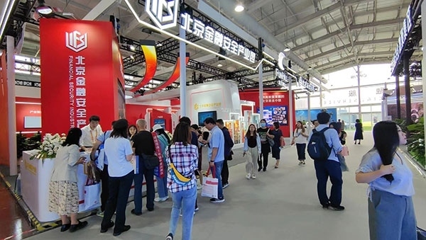 金融安全、投資者教育是金融服務(wù)展區(qū)知識科普的重要展示環(huán)節(jié)。人民網(wǎng)記者 李彤攝