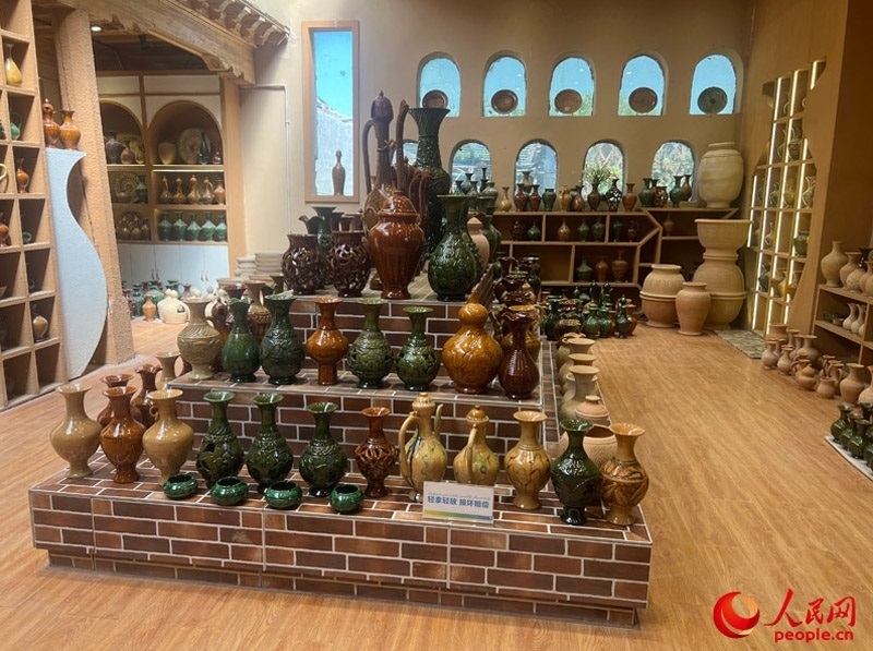 土陶展覽館內(nèi)展示的精美土陶制品。人民網(wǎng)記者 常雪梅攝