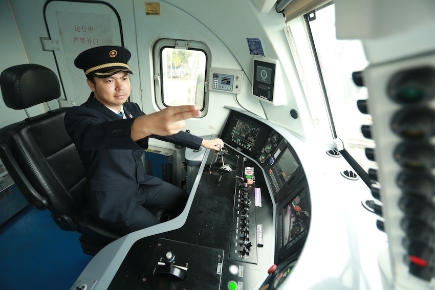 發(fā)車前，仲俊斕確認儀表、指示燈狀態(tài)正常。成都機務段供圖