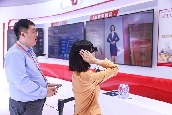 在工商銀行展臺(tái)，數(shù)字員工“工曉伴”與觀展游客互動(dòng)。受訪者供圖