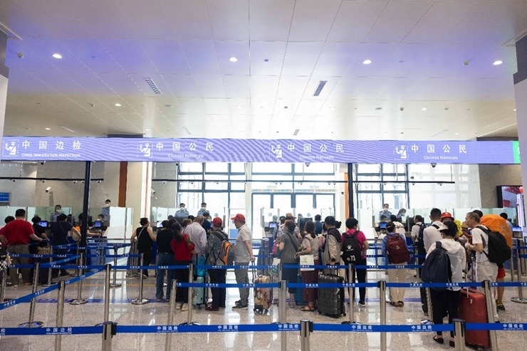 乘坐中老鐵路國際旅客列車的旅客在磨憨邊檢大廳排隊(duì)候檢。黃遠(yuǎn)飛 攝