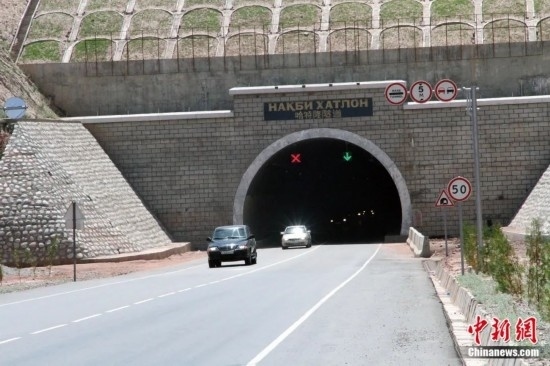 連接塔吉克斯坦南北的重要隧道之一哈特隆隧道由中國路橋承建，是塔國南北公路交通的重要干線道路，對促進塔吉克斯坦南北交流和國民經(jīng)濟發(fā)展具有重要意義。田冰攝