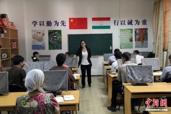 2014年，塔吉克斯坦國立民族大學的孔子學院內(nèi)，教師正在為塔吉克斯坦學生授課。田冰 攝