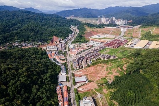 磨憨口岸俯瞰，右前方高層白色建筑群為老撾境內(nèi)。人民網(wǎng)記者 符皓攝