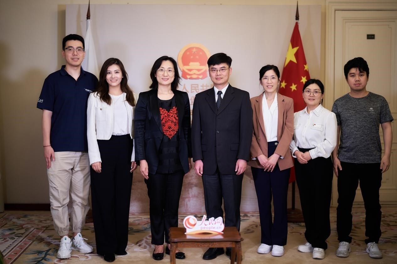 中國駐圣彼得堡副總領事張曉慶（左四）與人民網記者合影。