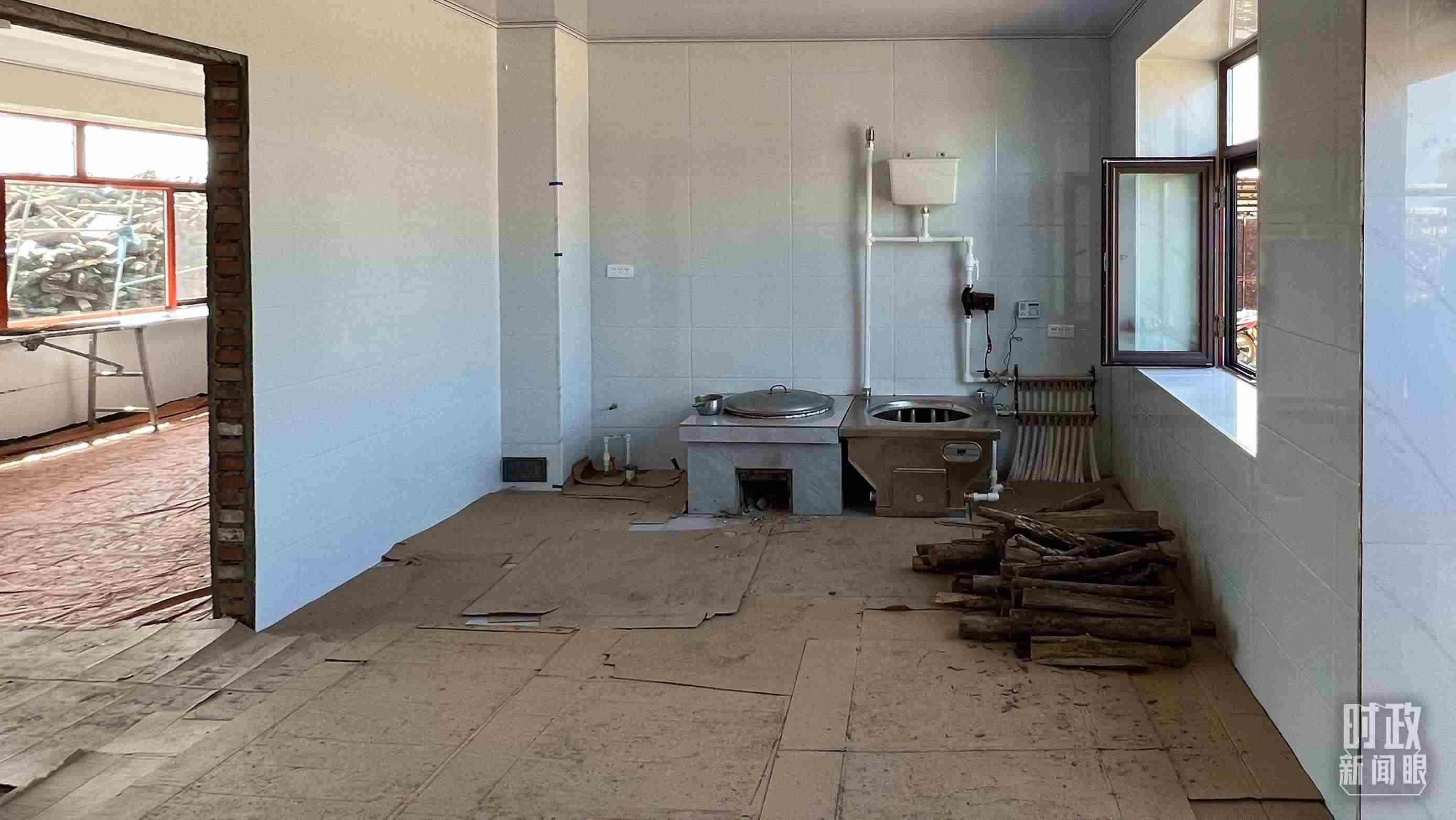 △龍王廟村內(nèi)，受災(zāi)房屋內(nèi)部正在進(jìn)行翻修。（總臺(tái)央視記者邢彬拍攝）