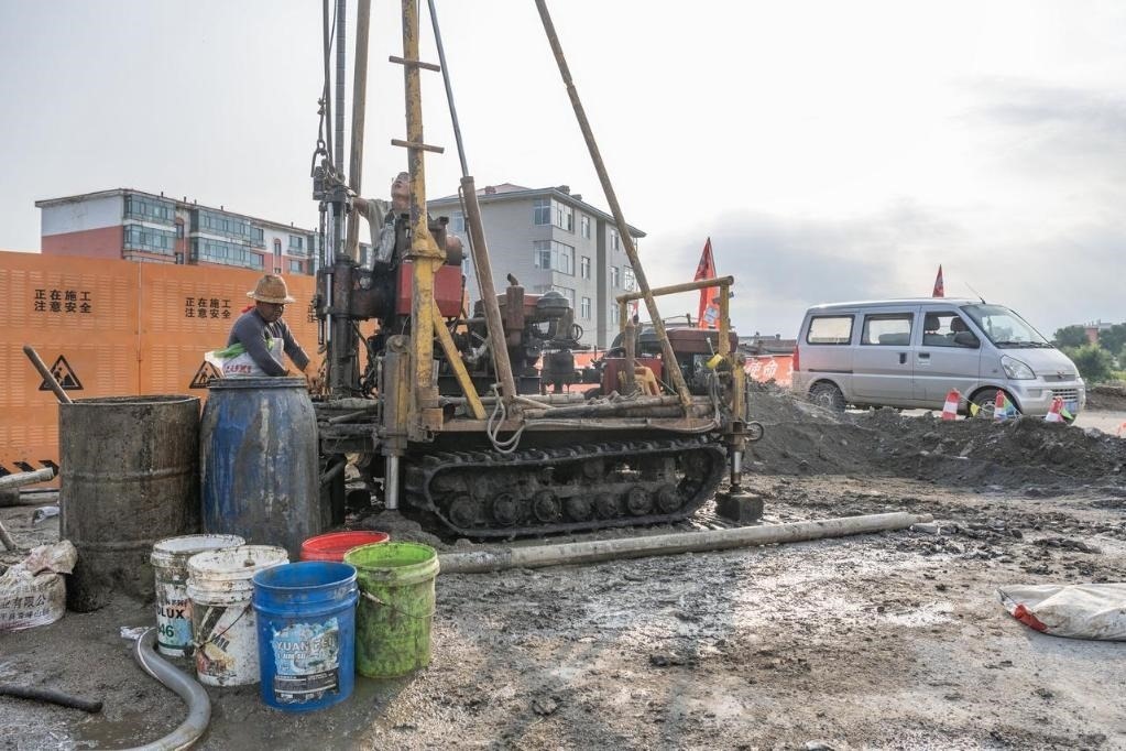 近日，在黑龍江省尚志市老街基鄉(xiāng)，施工人員正在作業(yè)。新華社記者 謝劍飛 攝