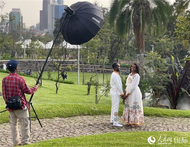 一對(duì)新人在友誼廣場(chǎng)拍照。人民網(wǎng)記者 趙艷紅攝