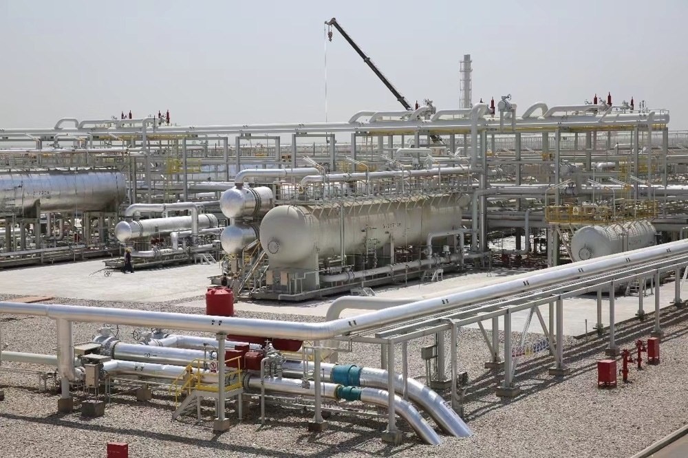 圖為位于伊拉克米桑省阿瑪拉市，由中國(guó)石油、道達(dá)爾、馬來(lái)西亞石油合資建設(shè)的哈法亞油田油氣處理站。中國(guó)石油哈法亞公司/供圖