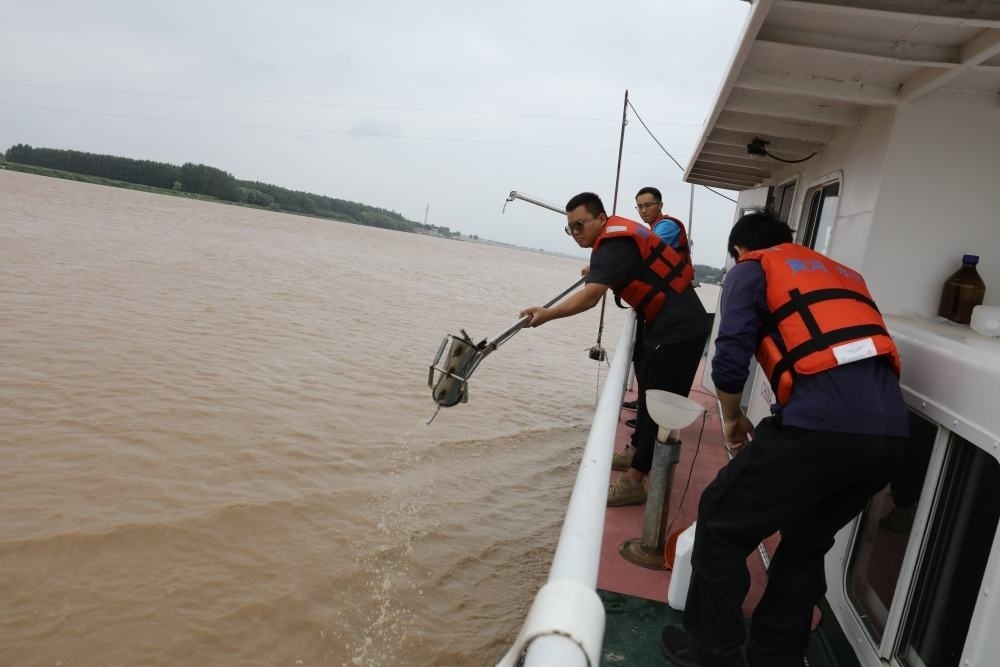 2023年6月29日，調(diào)水調(diào)沙期間，黃河下游利津水文站工作人員在進行取沙作業(yè)。新華社記者 劉詩平 攝