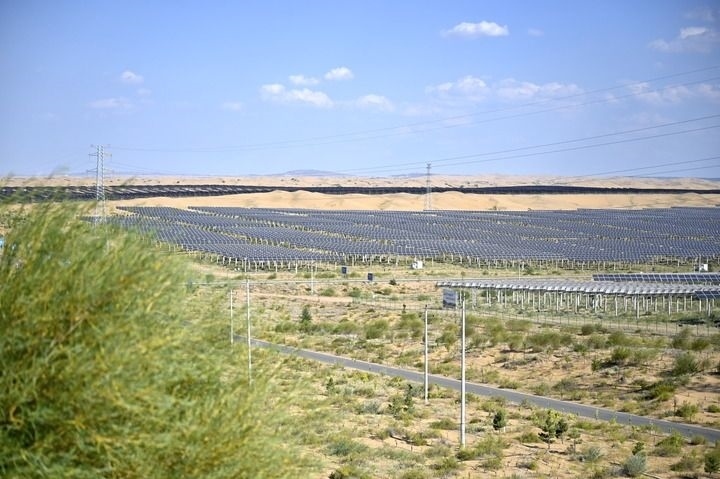 這是2023年8月24日拍攝的內(nèi)蒙古鄂爾多斯市達拉特光伏基地。新華社記者 賀書琛 攝