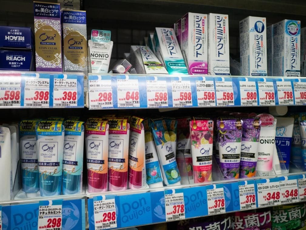 這是8月16日在日本東京新宿一商場(chǎng)拍攝的貨架。新華社記者張笑宇攝