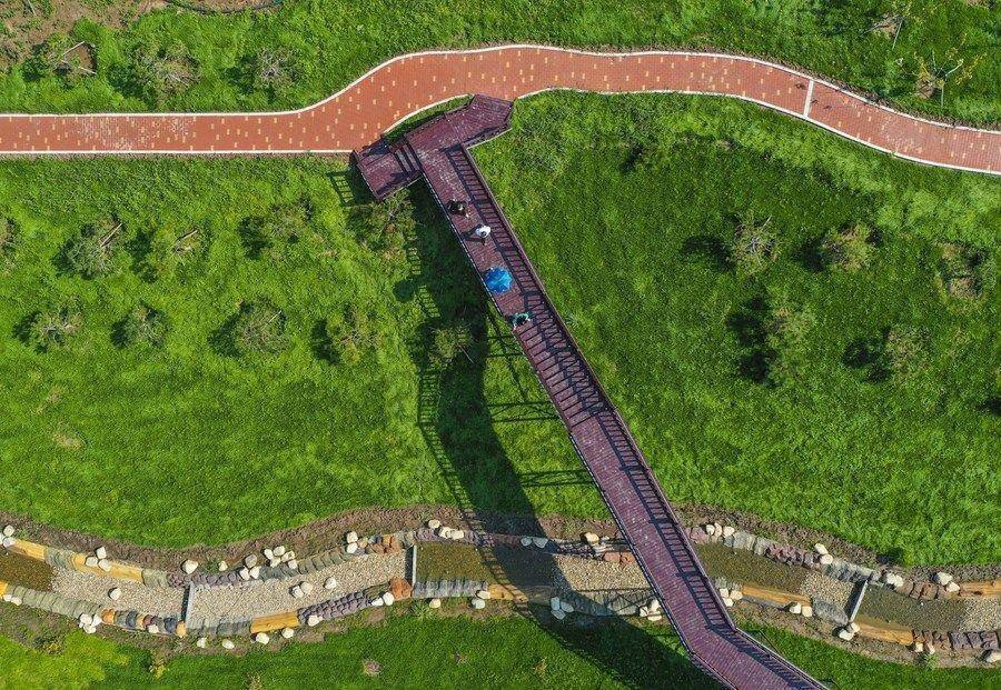 △游人在吉林長春市九臺區(qū)清水村千畝苗木花卉休閑旅游觀光產(chǎn)業(yè)園區(qū)參觀游覽。