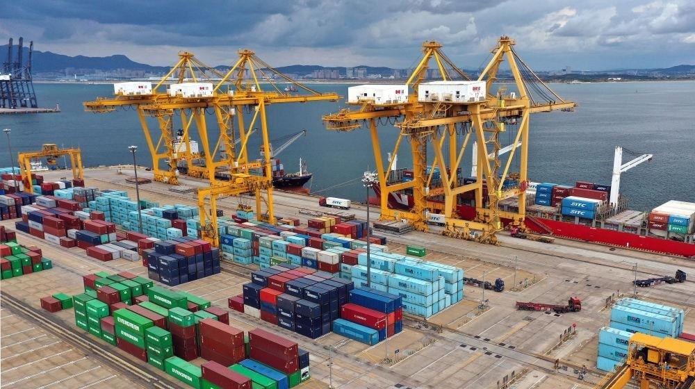 △在遼寧大連市遼寧港口集團大連港集裝箱碼頭，貨輪在裝卸集裝箱。