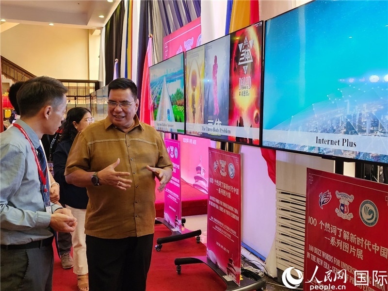 圖為菲律賓國家圖書館館長阿德里亞諾參觀新時(shí)代中國圖片展。人民網(wǎng)記者樊帆攝