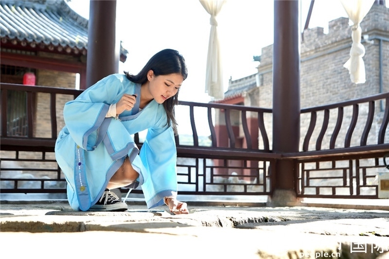 圖為選手在“曲水流觴亭”將“桃心”蠟燭放入渠中。人民網(wǎng) 盧鵬宇攝