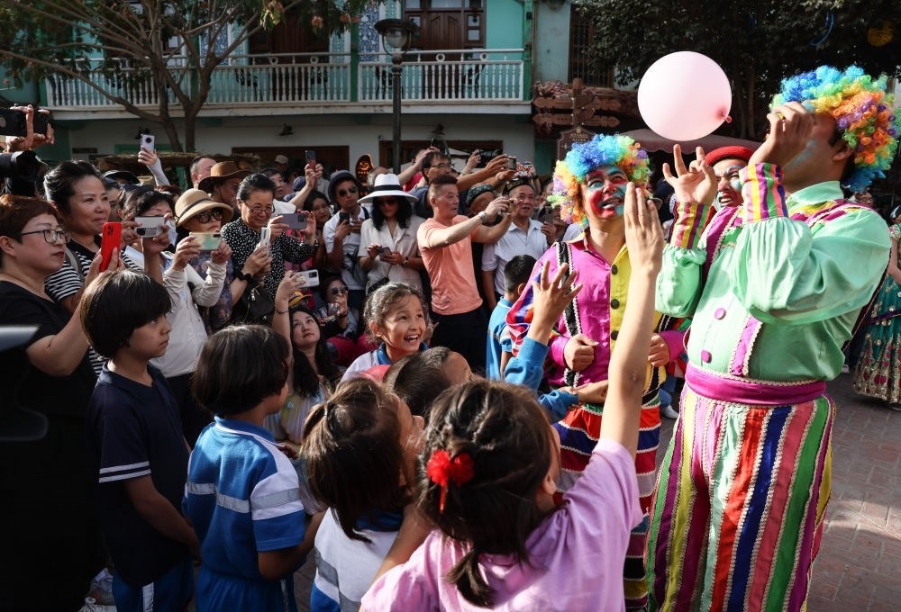 演員與小朋友在新疆喀什古城景區(qū)互動（2023年9月7日攝）。新華社記者 蘭紅光 攝