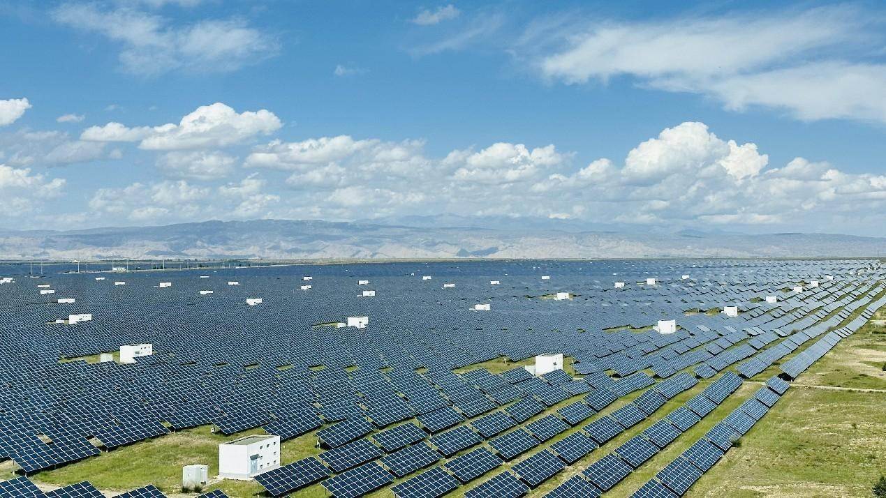 遠(yuǎn)眺青海省海南州光伏發(fā)電園區(qū)。人民網(wǎng) 劉沛然攝