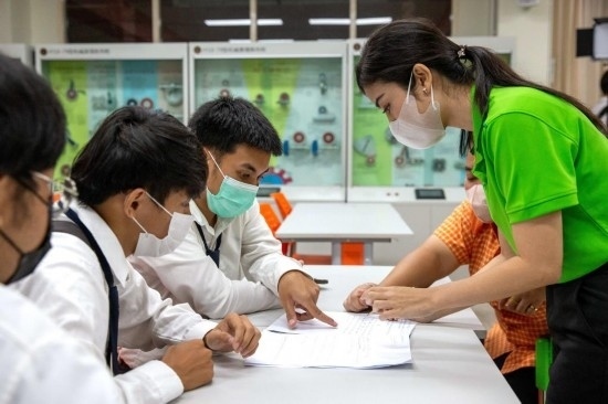 3月14日，在泰國(guó)大城府大城技術(shù)學(xué)院魯班工坊，教師（右一）給學(xué)生上課。新華社記者 王騰 攝