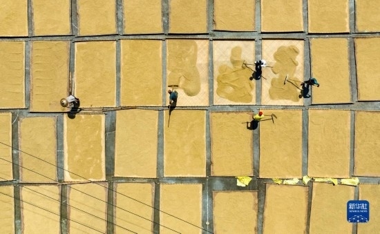 9月16日，在湖南省懷化市通道侗族自治縣萬佛山鎮(zhèn)溪上村，村民在晾曬稻谷（無人機(jī)照片）。