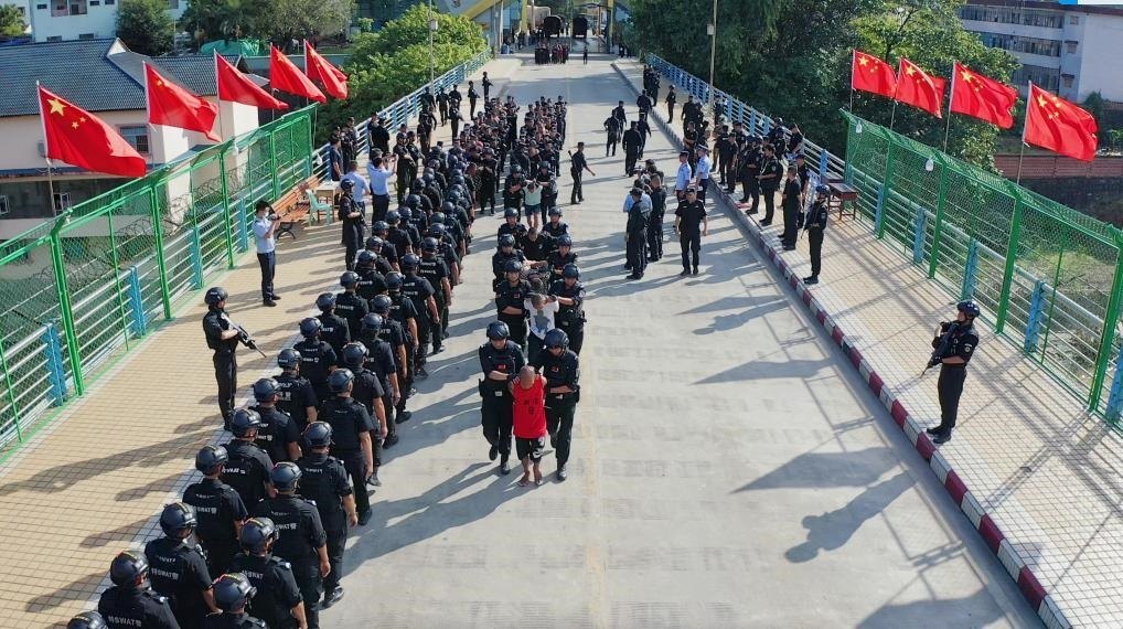 圖為涉詐犯罪嫌疑人移交我方。