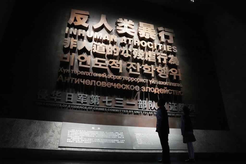 9月18日，青少年在侵華日軍第七三一部隊罪證陳列館內(nèi)參觀。新華社記者 王建威 攝