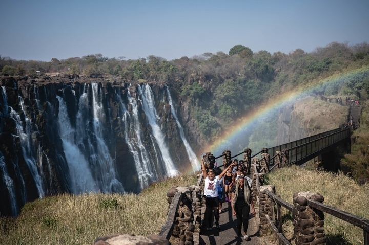 8月21日，游客在贊比亞觀賞維多利亞瀑布景色。